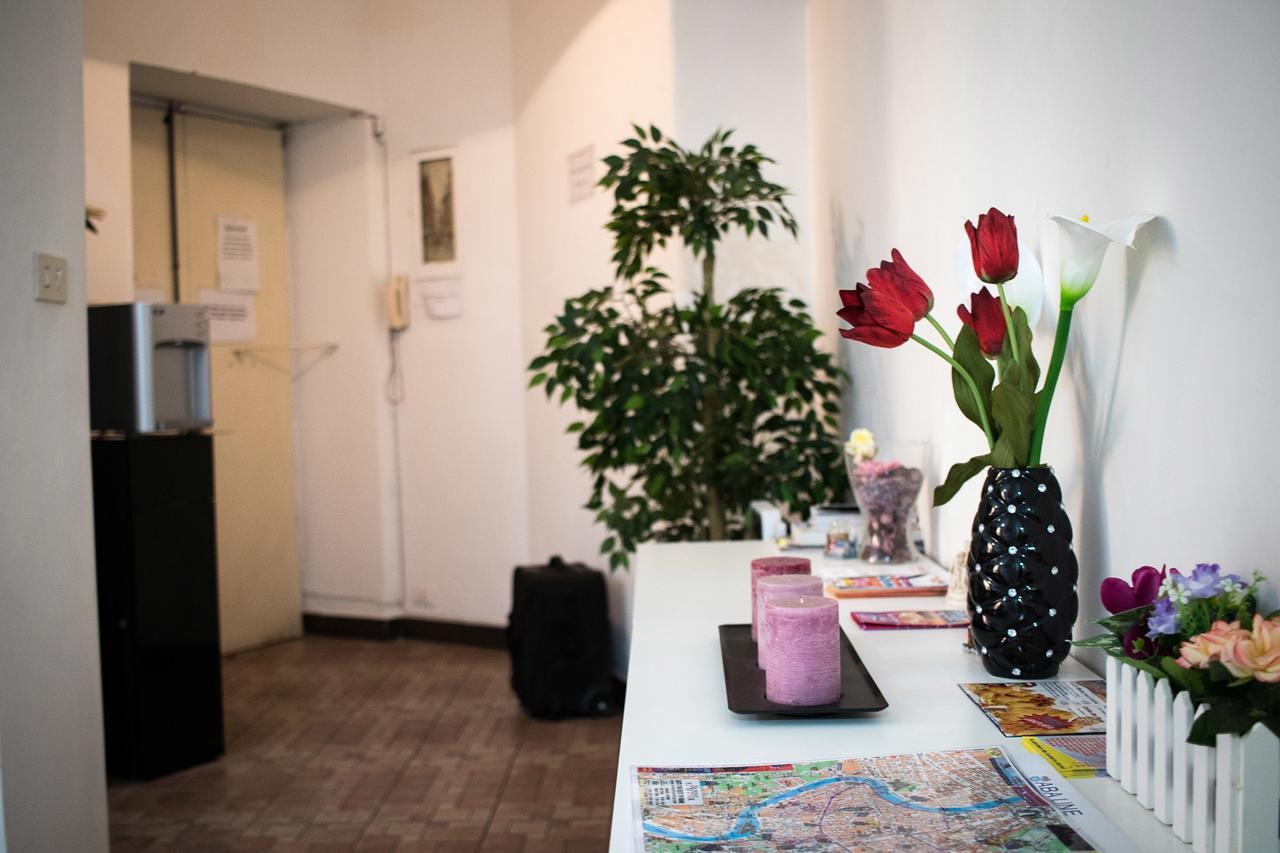 Hosting Flats Guesthouse ローマ エクステリア 写真