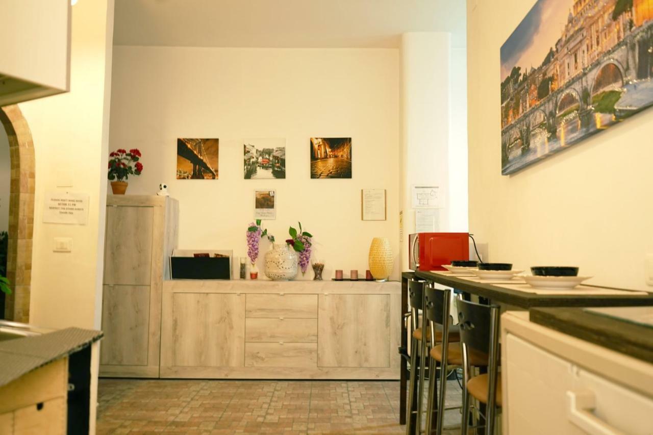 Hosting Flats Guesthouse ローマ エクステリア 写真